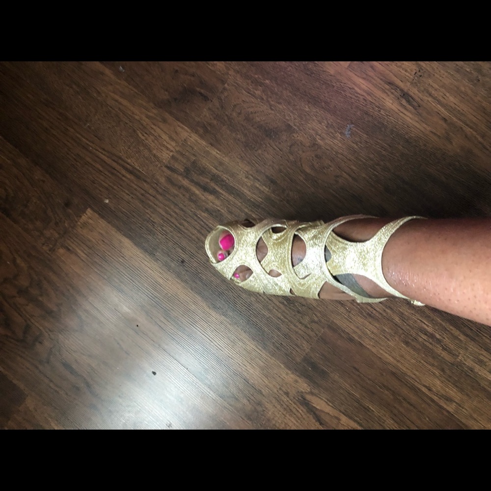 Dressy gold shoes